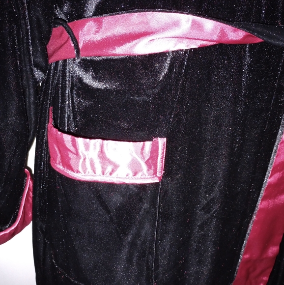 Black and red velvet robe - Picture 5 of 8